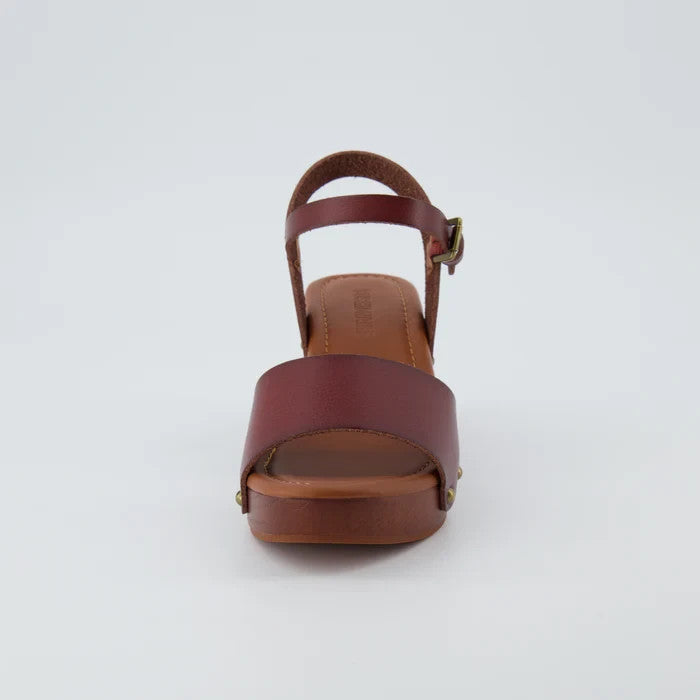 CUSHIONAIRE Sloan Faux Wood Sandals Whiskey Size 8.5M Brand New!
