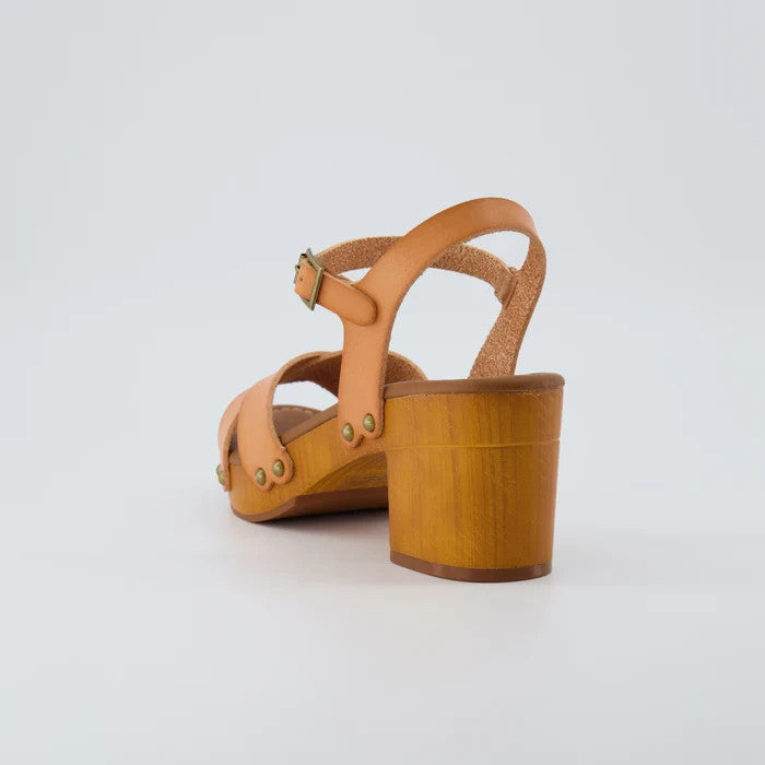 CUSHIONAIRE Women's Slate Faux Wood Sandals HONEY Size 8.5M Brand New!