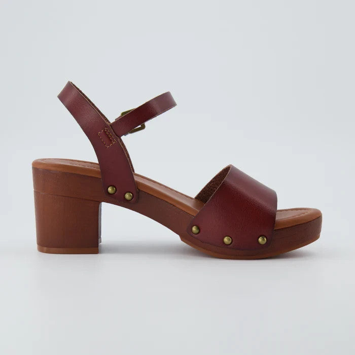 CUSHIONAIRE Sloan Faux Wood Sandals Whiskey Size 8.5M Brand New!
