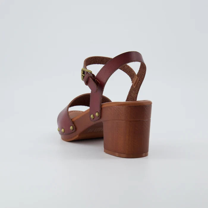 CUSHIONAIRE Sloan Faux Wood Sandals Whiskey Size 8.5M Brand New!