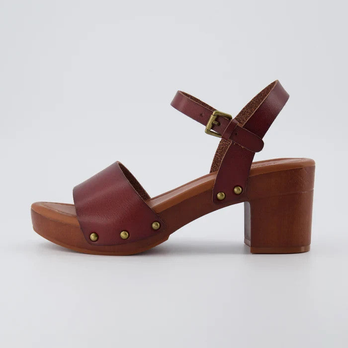 CUSHIONAIRE Sloan Faux Wood Sandals Whiskey Size 8.5M Brand New!